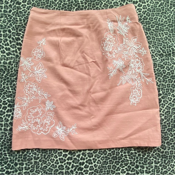 LOFT Pink White Embroidered Floral Pencil Skirt Sz 0P NWT - Picture 4 of 7